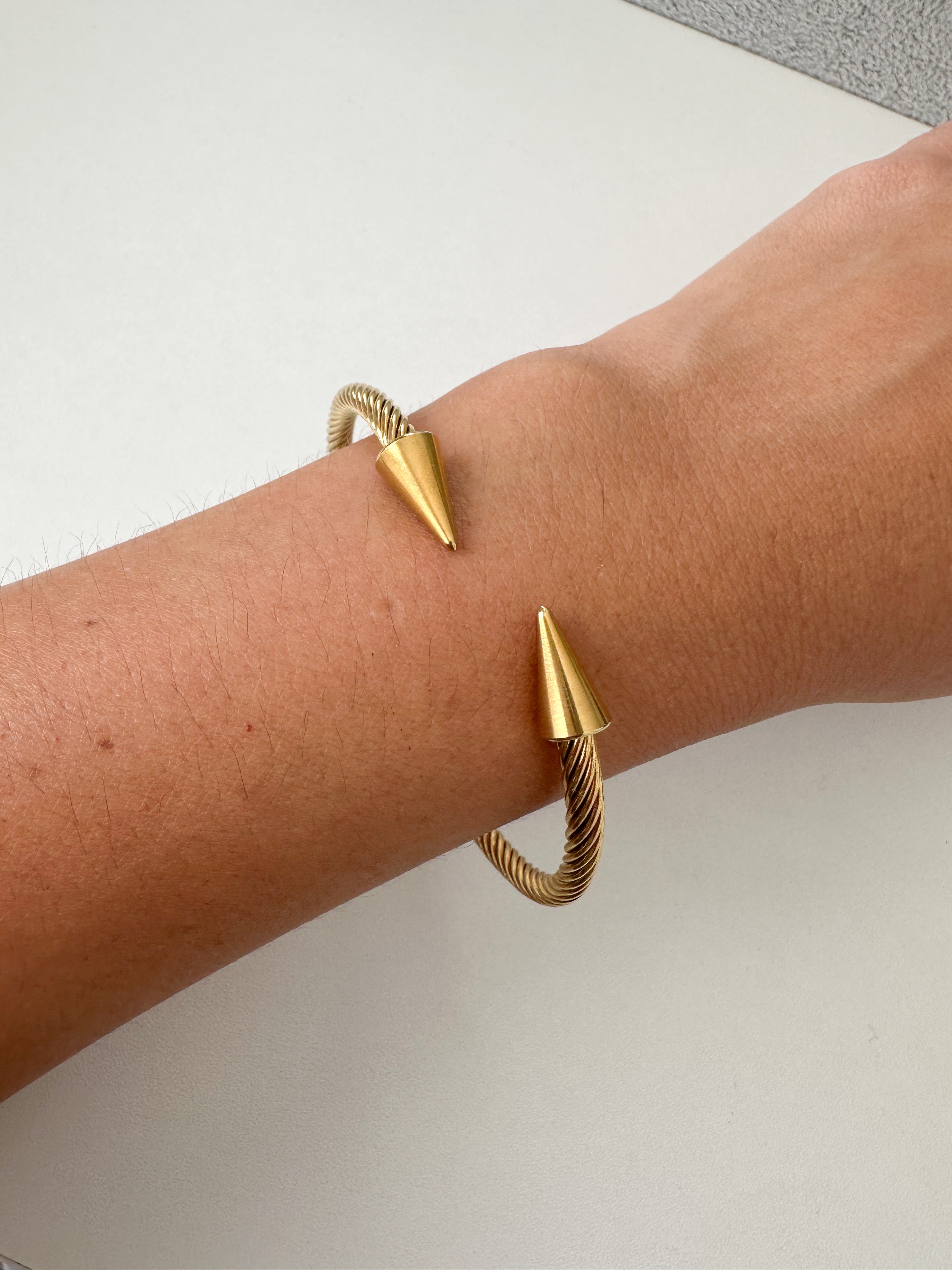 Pulsera Clavos Dorados